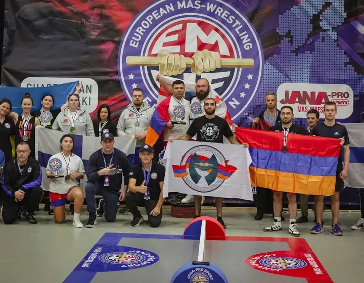 Yuri Sakunts — european mas-wrestling — team photograph